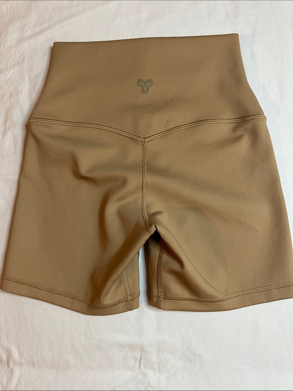 Aritzia Golden GLOSSFORM Cheeky Hi-Rise 5” Bike Shorts in Tanin Size 4